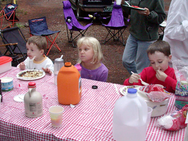 kids eating 1606